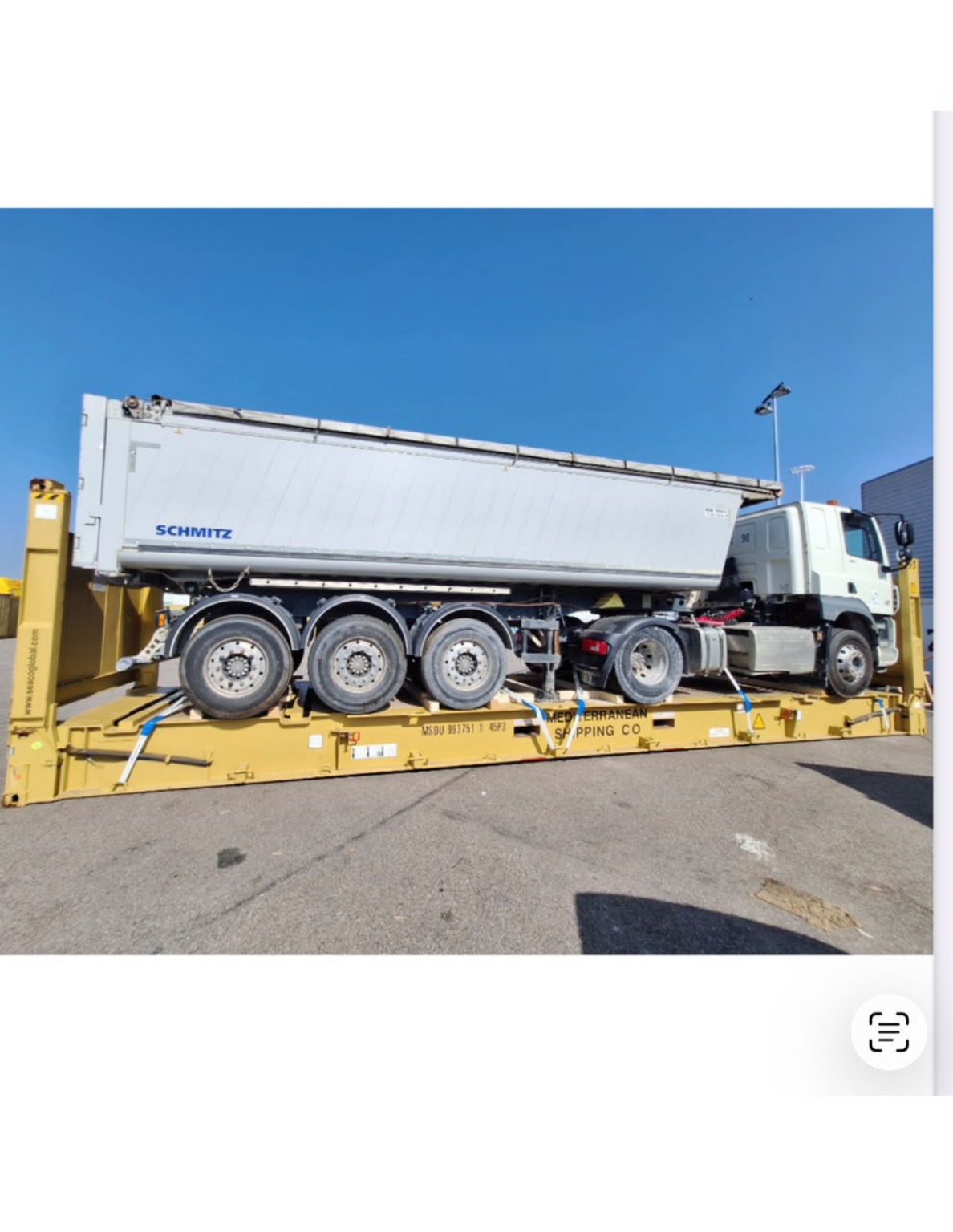 Camion-benne sur flat rack, vue latérale